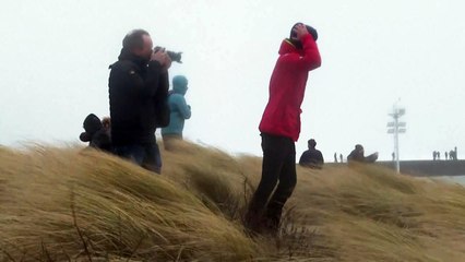 أمواج عاتية تضرب سواحل هولندا مع وصول العاصفة "كورّي"