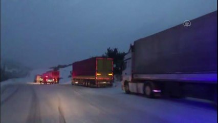 Kara yolunun açılmasını bekleyenlere çorba ikram edildi