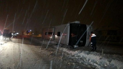 Tokat'ta yoldan çıkan otobüs devrildi: 13 yaralı