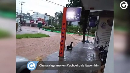 Chuva alaga ruas em Cachoeiro de Itapemirim