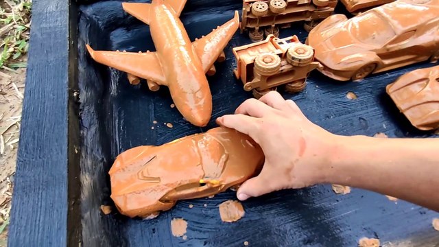 Membersihkan Mainan Mobil Mobilan, Bus Oleng, Truk Pasir, Beko Excavator, Mobil Balap, Mobil Pemadam