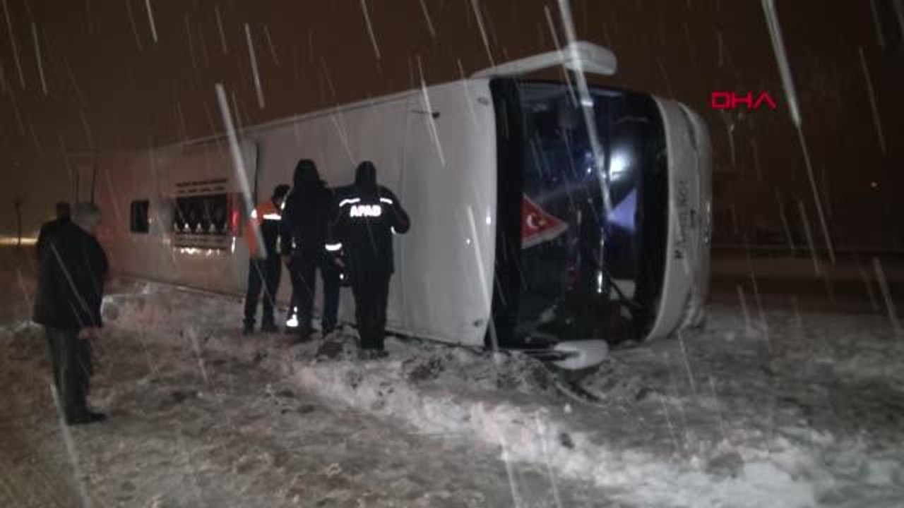 TOKAT'TA YOLCU OTOBÜSÜ DEVRİLDİ 13 KİŞİ YARALANDI - 3