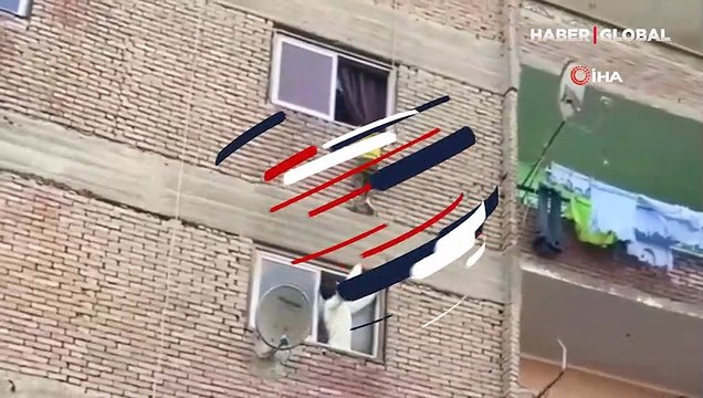 Yürekler ağza geldi! 3. kattan düşmek üzere olan çocuk son anda kurtarıldı 31.0