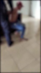 Vídeo mostra homem ameaçando guardas após ser preso por invadir praça com carro