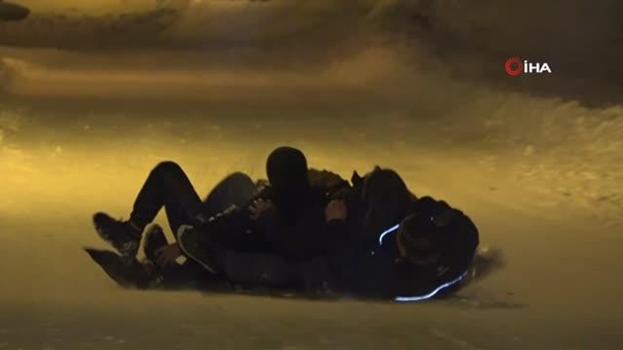 Konya'da gece yarısı tepsi ve poşetli kayak keyfi