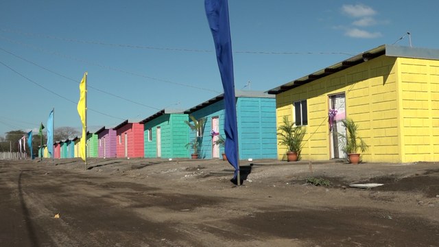 Entregan 100 viviendas nuevas a familias en Villa Flor de Pino