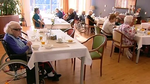 Government faces criticism over plan for cash payments for aged care workers