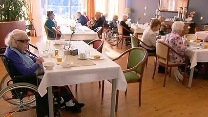Government faces criticism over plan for cash payments for aged care workers