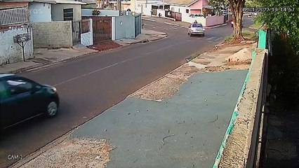 Forte impacto; Veja imagens de acidente que aconteceu na Rua Galileu