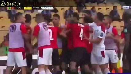 ضرب وخناقة طويلة وعريضة للاعبين مصر والمغرب