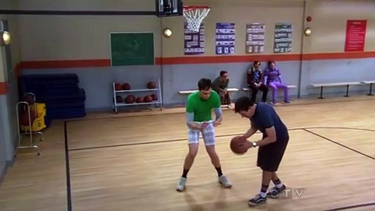 The Big Bang Theory Saison 5 Sheldon vs. Kripke match de basketball