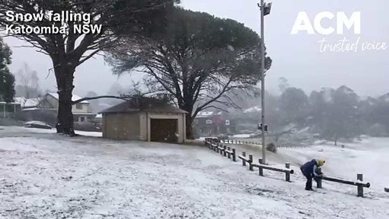 Snow falling at Katoomba, NSW - June 2021 - Blue Mountains Gazette