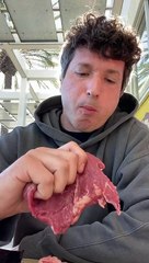 Un hombre inicia un "experimento" para ver cuánto tiempo puede sobrevivir comiendo solo carne cruda