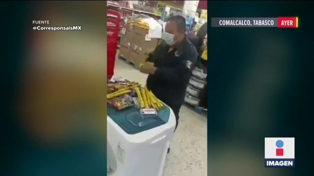 Policía de Comalcalco roba supermercado y es exhibido por trabajadores