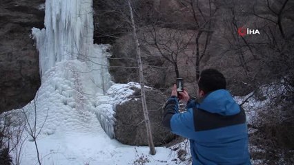Buzdan şelale görüntüsüyle mest ediyor
