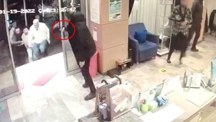 "Sevgilime neden baktın" kavgası çatışmaya döndü! Oteldeki çatışma anbean kamerada