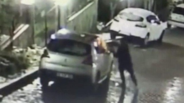 El frenini çekmeyi unuttu, yokuş aşağı giden aracı elleriyle durdurdu