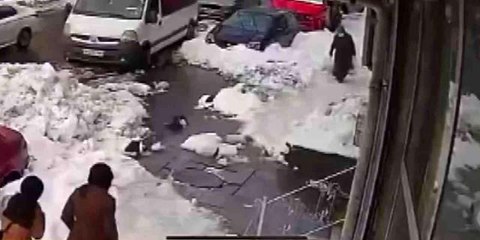Yolda yürüyen kadının kafasına kar kütlesi düştü...O anlar kamerada