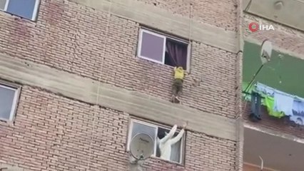 Kahire’de 3. kattan düşmek üzere olan çocuk son anda kurtarıldı