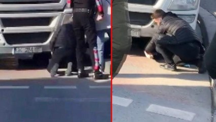 Hafriyat kamyonunun çarpmasıyla yola savruldular! 2 çocuk annesi sıkışarak can verdi