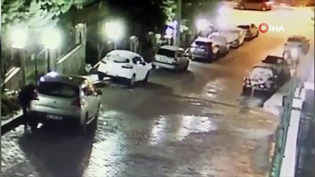 Bursa’da aracının el frenini çekmeyi unuttu! Rampa aşağıya giden aracı tutarak durdurdu