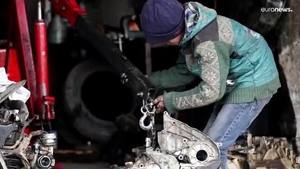 Siria: Ibrahim, il meccanico di 13 anni che aiuta la famiglia, lavorando 12 ore al giorno