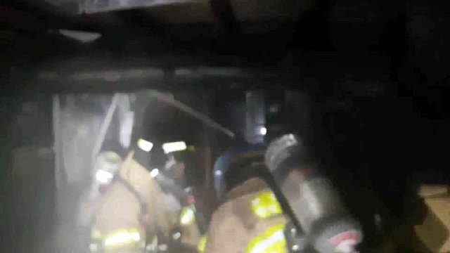 새벽 시간 부산 빌라에서 불...주민 10여 명 대피 / YTN