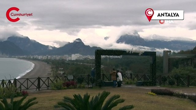 Antalya’da bulutlar Toroslar'ın eteğine kadar indi, kartpostallık görüntüler oluştu