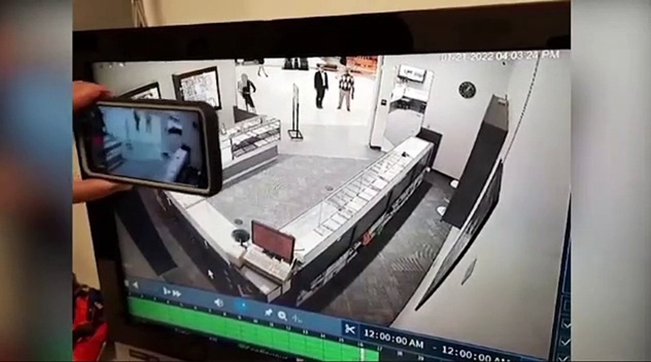 شاهد ردة فعل صاحب محل مجوهرات في كاليفورنيا أما...