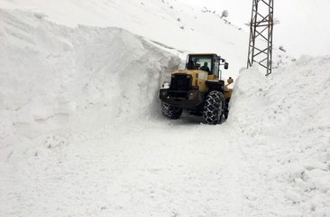 Ekiplerin 2,5 metre karla zorlu mücadelesi
