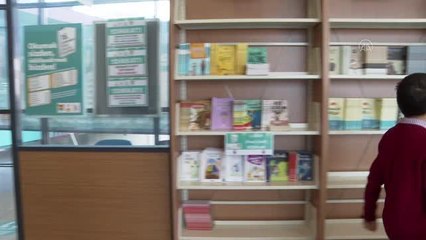 Dokuz yaşındaki "kitap kurdu" aynı anda 4 kitap okuyor