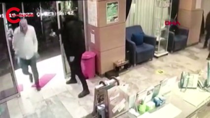 Beyoğlu'nda otel önünde silahlı kavga kamerada