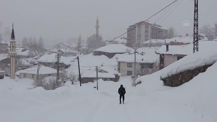 Karlıova'da yoğun kar yağışı etkili oluyor