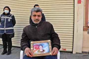 EVLAT NÖBETİNDEKİ BABA OĞLUM GELENE KADAR BU KAPIDAN KALKMAYACAĞIM