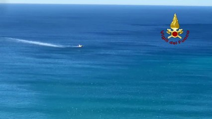 Incendi in Liguria, canadair su Genova