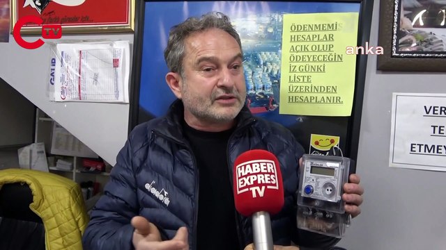 Samsunlu esnaf elektrik faturalarını, boynuna elektrik sayacı asarak protesto etti