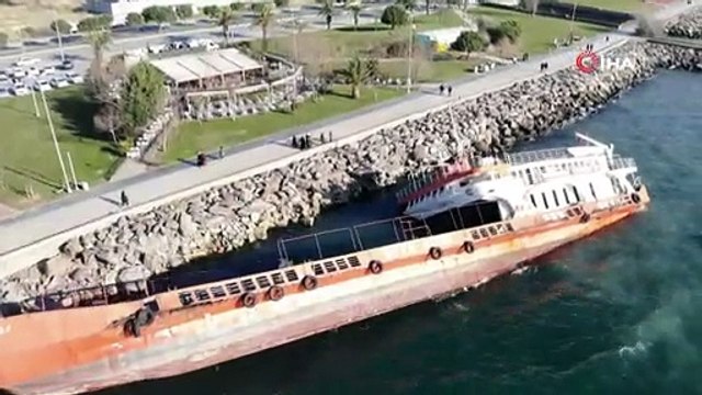 Maltepe Sahilde tehlikeli eğlence: Yan yatan gemi çocukların oyun alanına döndü