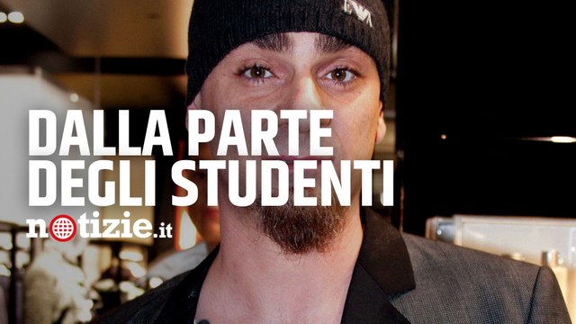 J Ax sulle proteste degli studenti: Manifestano per le morti bianche e vengono manganellati