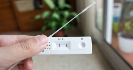 Covid-19 : pour sécher les cours, des ados fabriquent de faux tests positifs avec du coca ou du citron