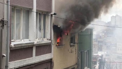 BEYOĞLU'NDA YANGINDA MAHSUR KALANLARI İTFAİYE KURTARDI