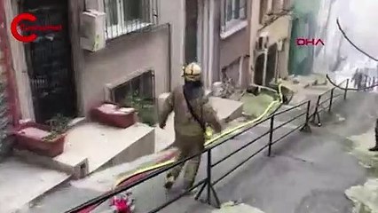 Beyoğlu’nda korkutan yangın: İtfaiyeye hatalı park engeli