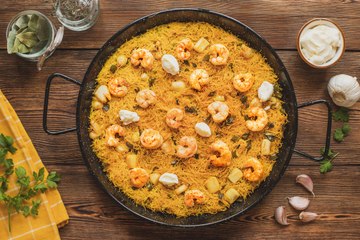 Fideuá fácil con sepia y gambones - Cocina Fácil