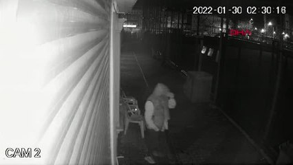 ÜSKÜDAR'DA AMATÖR FUTBOLCU ESKİ KULÜBÜNDEN HIRSIZLIK YAPARKEN KAMERALARA YAKALANDI