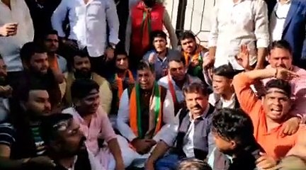 REET को लेकर भाजपा कार्यकर्ताओं का प्रदर्शन, लाठीचार्ज,  देखें धरने पर बैठें सतीश पूनिया