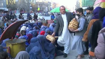 Cada día centenares de personas hacen cola en Afganistán para recibir pan gratis