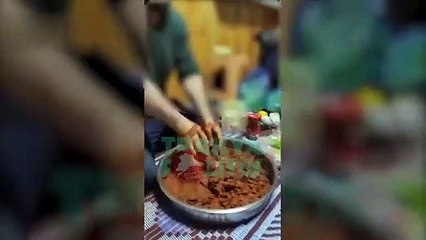 Urfalıyım Ezelden türküsü eşliğinde! İmam ve müezzinden camide çiğ köfte partisi video