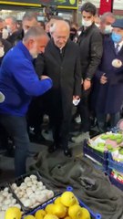 Esnaf, kırmızı halımız yok diyerek Kılıçdaroğlu için montunu yere serdi