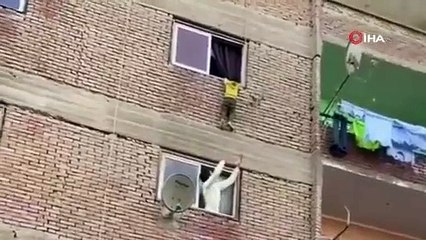 Üçüncü kattan düşmek üzere olan çocuğu tek elle böyle kurtardı