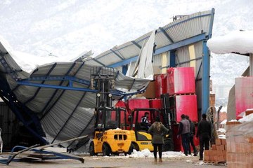 Deponun çatısı biriken karlar temizlenmeye başlarken çöktü