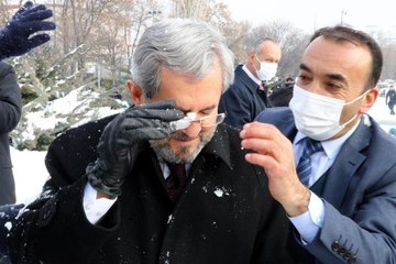 Rektör ile üniversitelilerin 'kar topu savaşı'